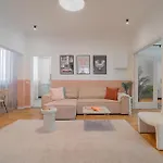 Vibrant & Spacious 3Br Lofts On Amzei Square