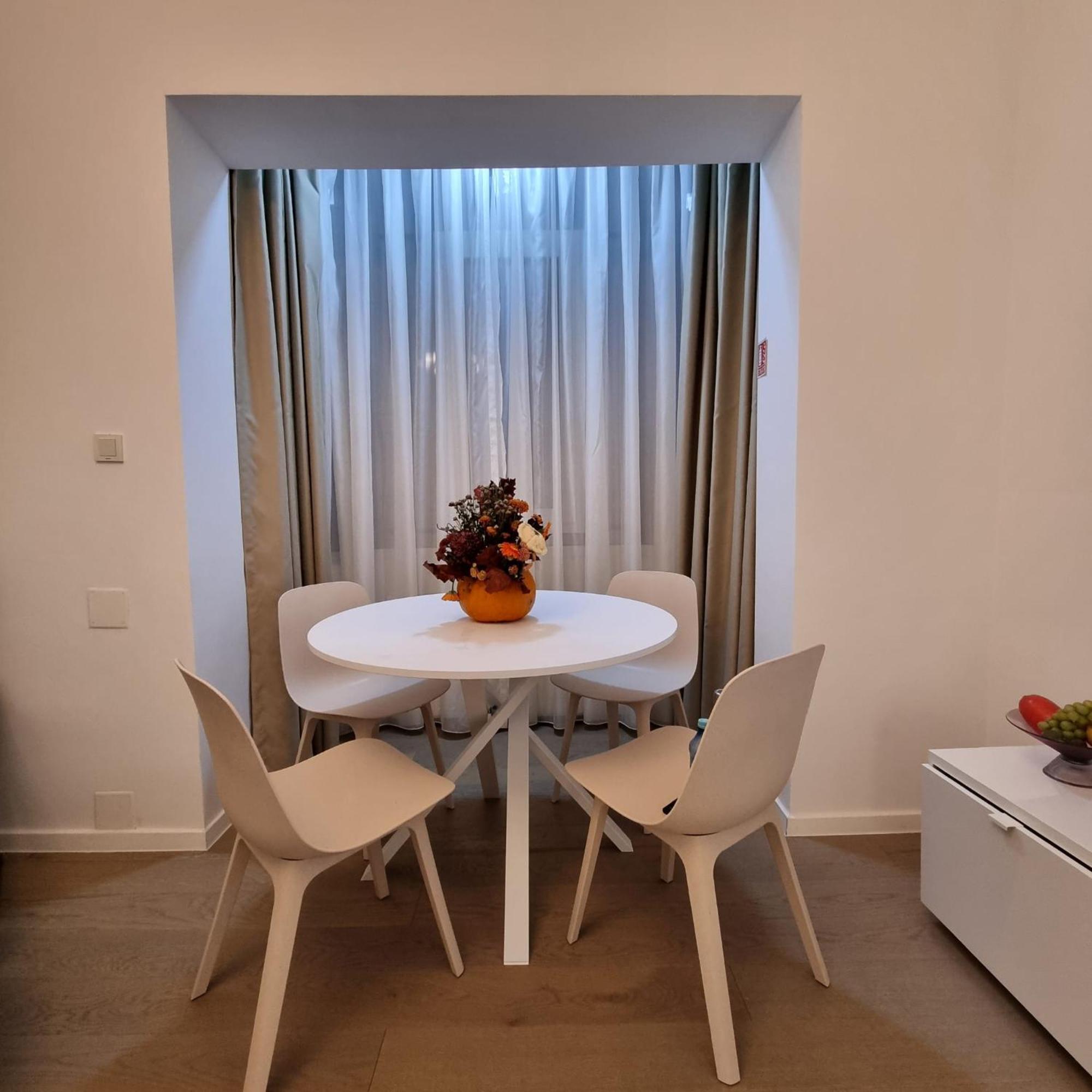 Vibrant & Spacious 3br Lofts On Amzei Square * Bucarest